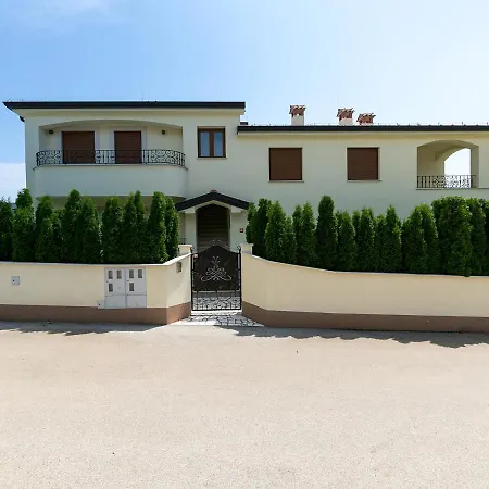 Birikina With Pool Appartamento Porec